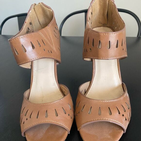 Tan Open toe perforated 4” heels 6M - Picture 3 of 7